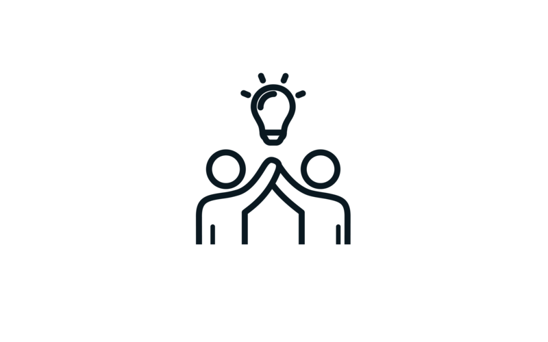 Zwei gezeichnete Menschen halten sich an den Händen. Sie strecken diesen Arm nach oben zu einer Ideenglühbirne.