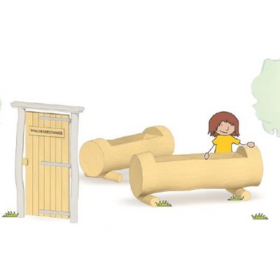 Am linken Bildrand ist eine Holztür zu sehen. Rechts hinter ihr stehen zwei baumstammförmige Tröge aus Holz zum Reinlegen.